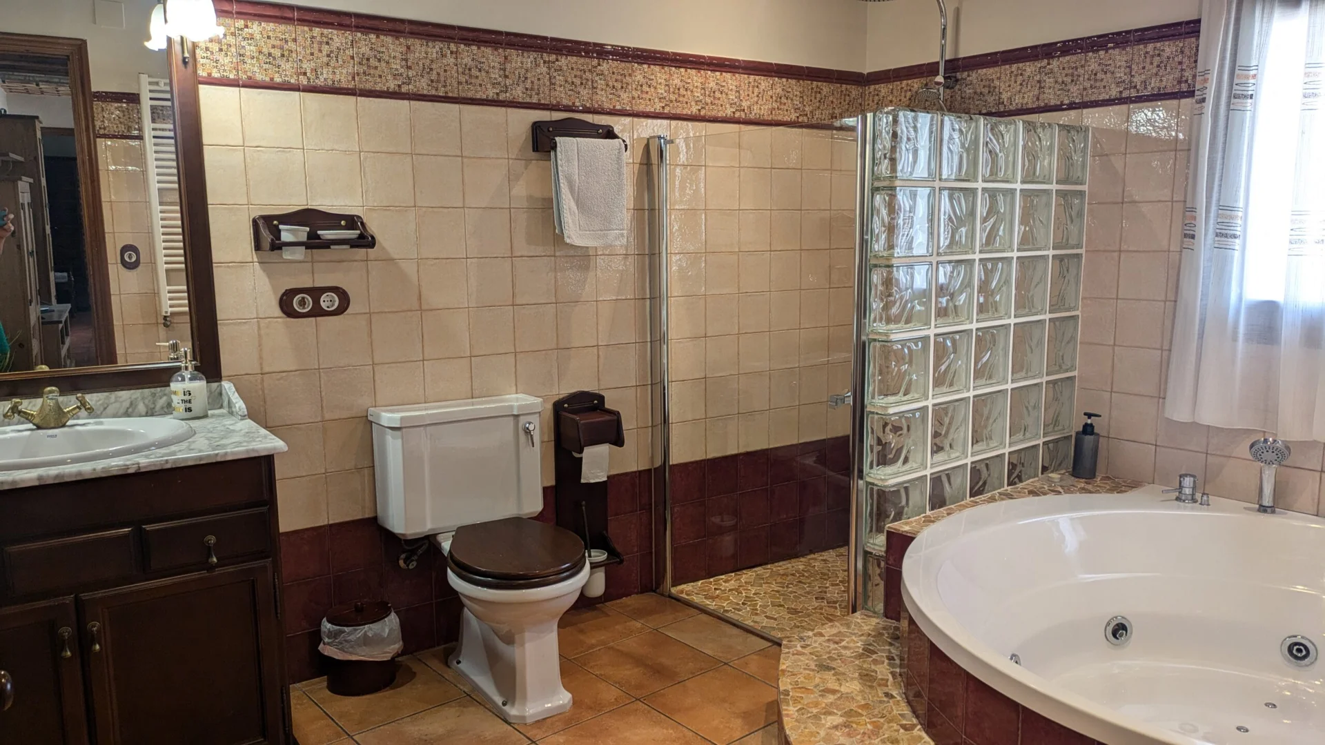 Baño con bañera de hidromasaje, ducha y lavabo